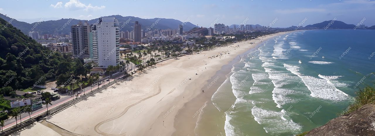 Guarujá, São Paulo vista panorâmica da praia com ciclistas e pedestres no calçadão em dia ensolarado