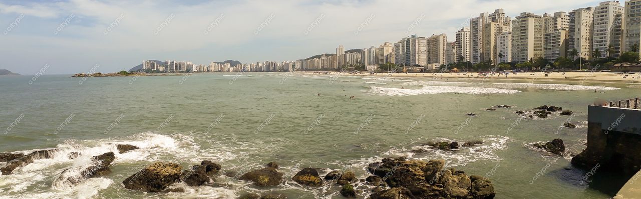 Guarujá, São Paulo vista panorâmica da praia com edifícios altos e mar tranquilo em dia ensolarado