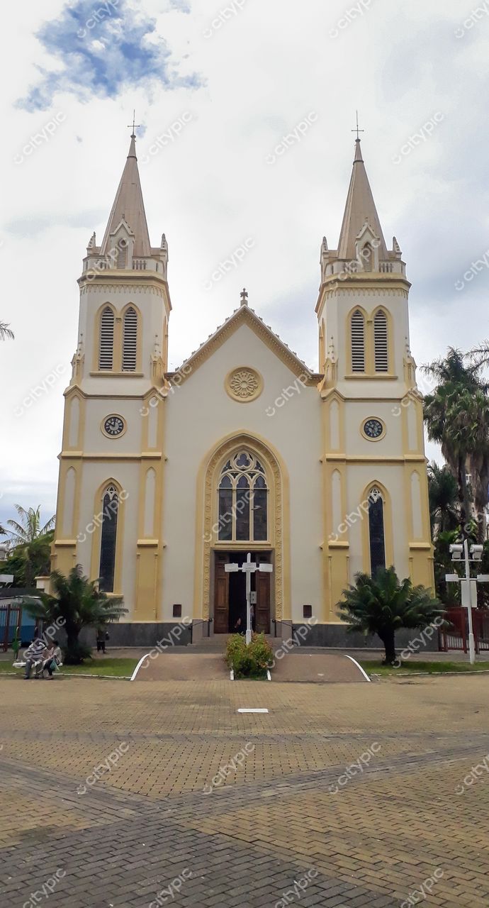 Jundiaí, São Paulo Igreja neogótica com torres amarelas em dia nublado e vegetação ao redor de espaço pavimentado