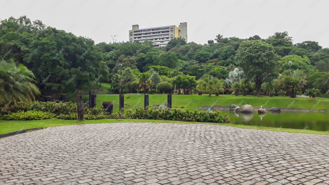 Jundiaí, São Paulo Parque com calçamento de pedras e lago refletindo vegetação em dia nublado e tranquilo