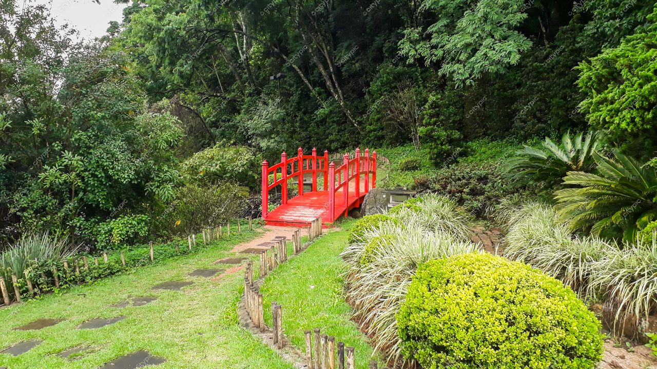 Jundiaí, São Paulo, ponte vermelha em jardim com vegetação densa e iluminação suave em dia nublado
