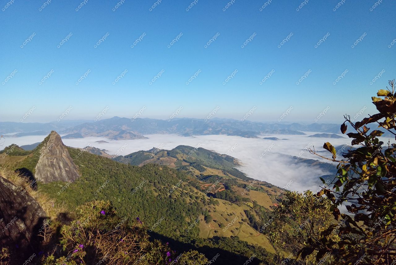 São Bento do Sapucaí, São Paulo, vista panorâmica em dia claro com montanhas verdes e pico rochoso em destaque