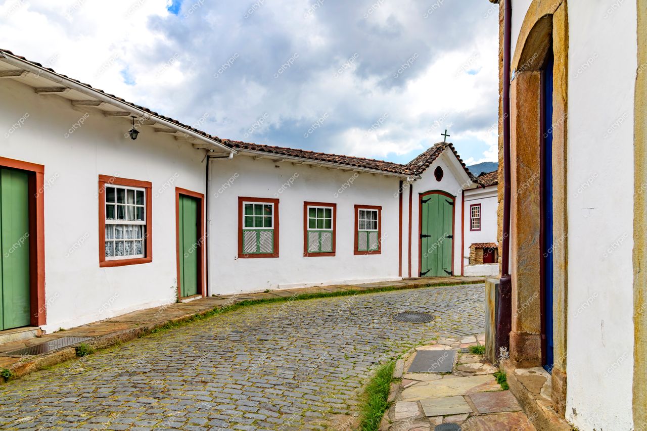 Centro Histórico de Ouro Preto em Ouro Preto com ruas arborizadas e arquitetura colonial sob céu nublado e iluminação suave