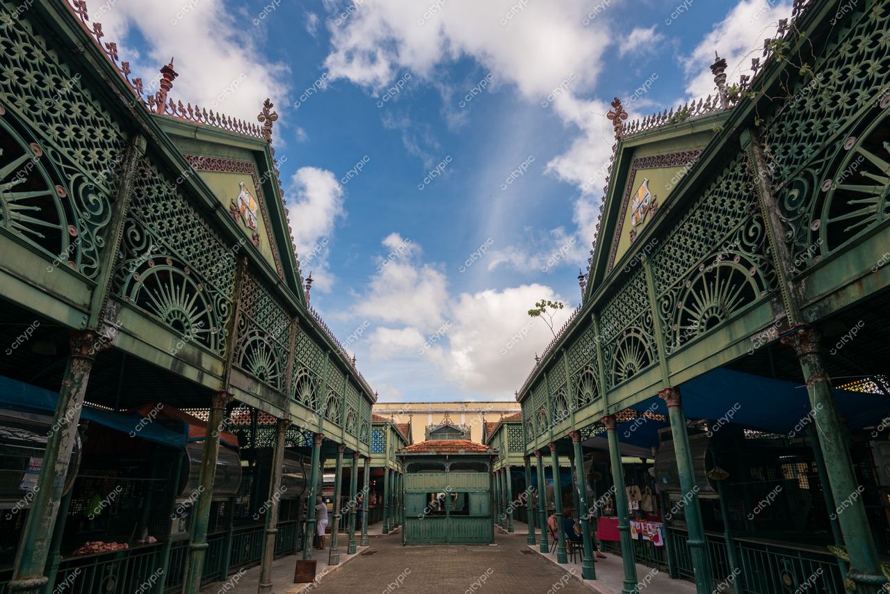 Belém, Pará mercado com arquitetura em ferro detalhada sob céu azul e nuvens brancas em iluminação natural clara