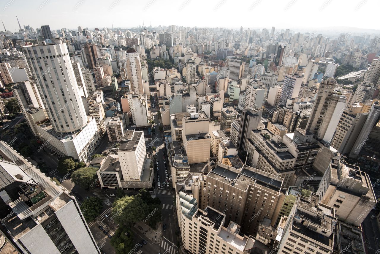 São Paulo, São Paulo, vista panorâmica do denso ambiente urbano com edifícios altos e tráfego intenso em dia claro