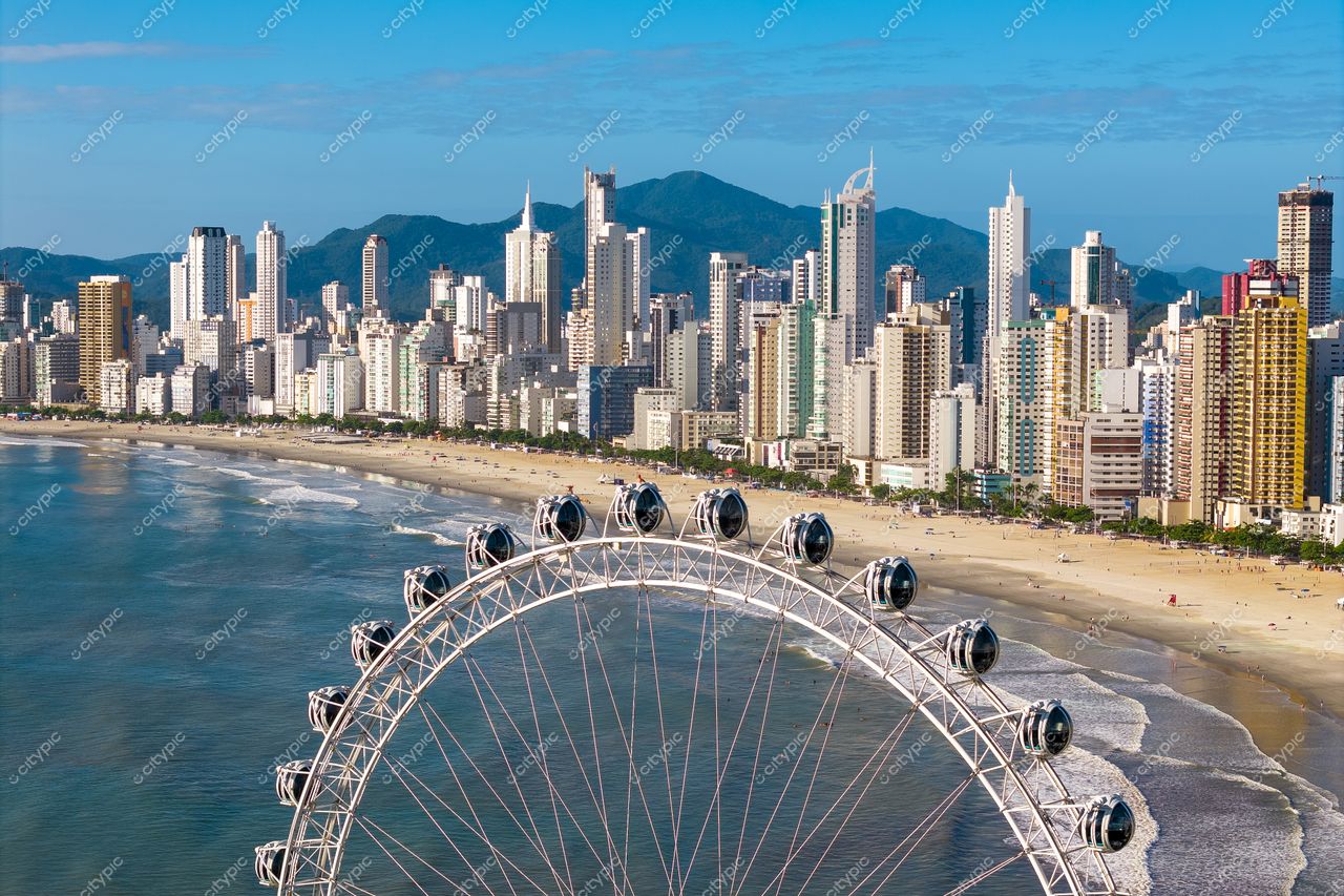 Balneário Camboriú, Santa Catarina vista panorâmica com roda gigante, praia clara e arranha-céus sob luz natural