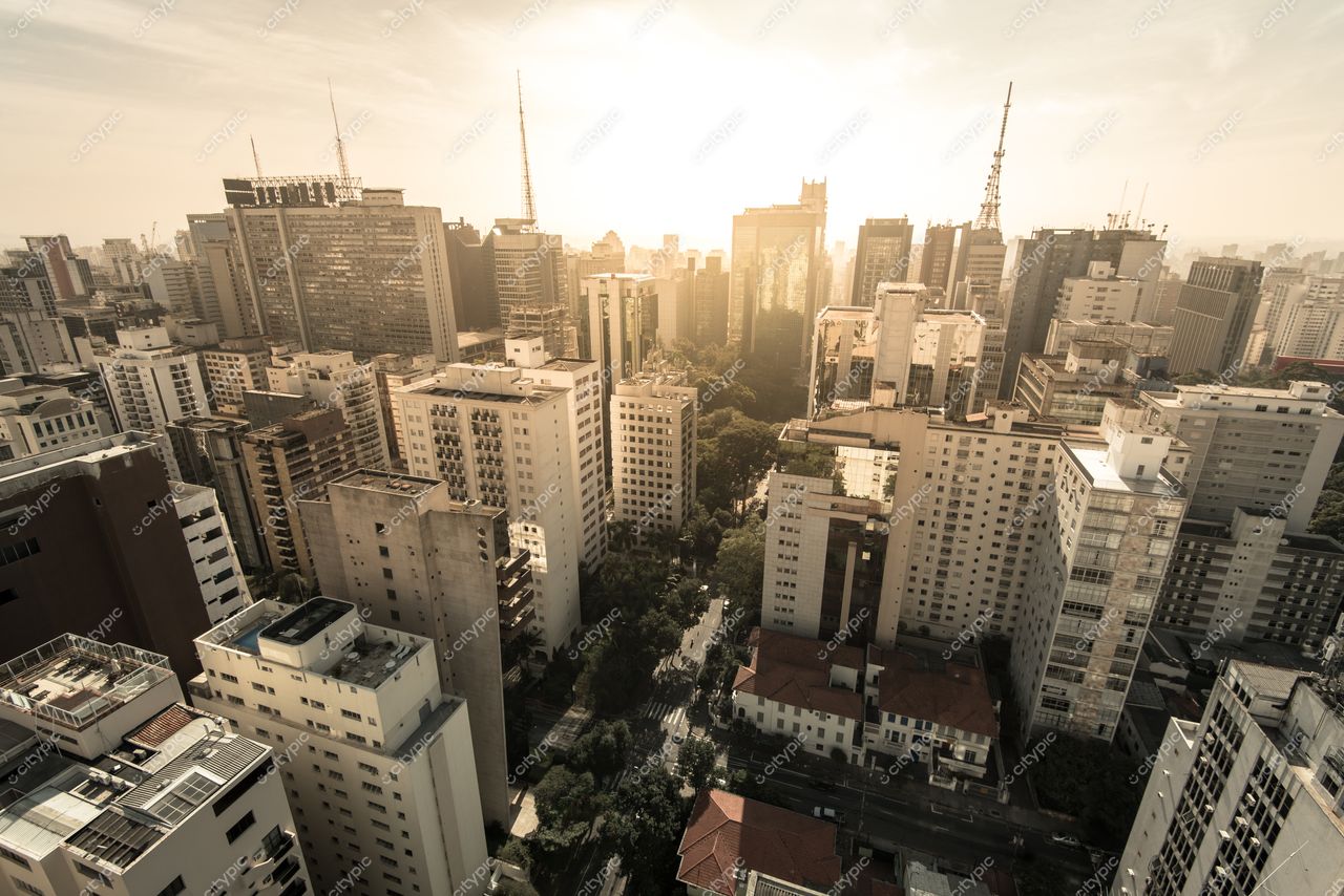 São Paulo, São Paulo, vista panorâmica ao pôr do sol com arranha-céus e áreas verdes entre os prédios