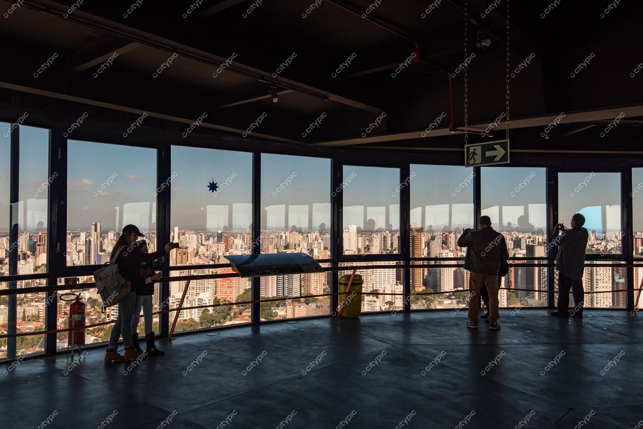 Curitiba, Paraná vista do interior moderno de um mirante com grandes janelas e iluminação natural durante o dia