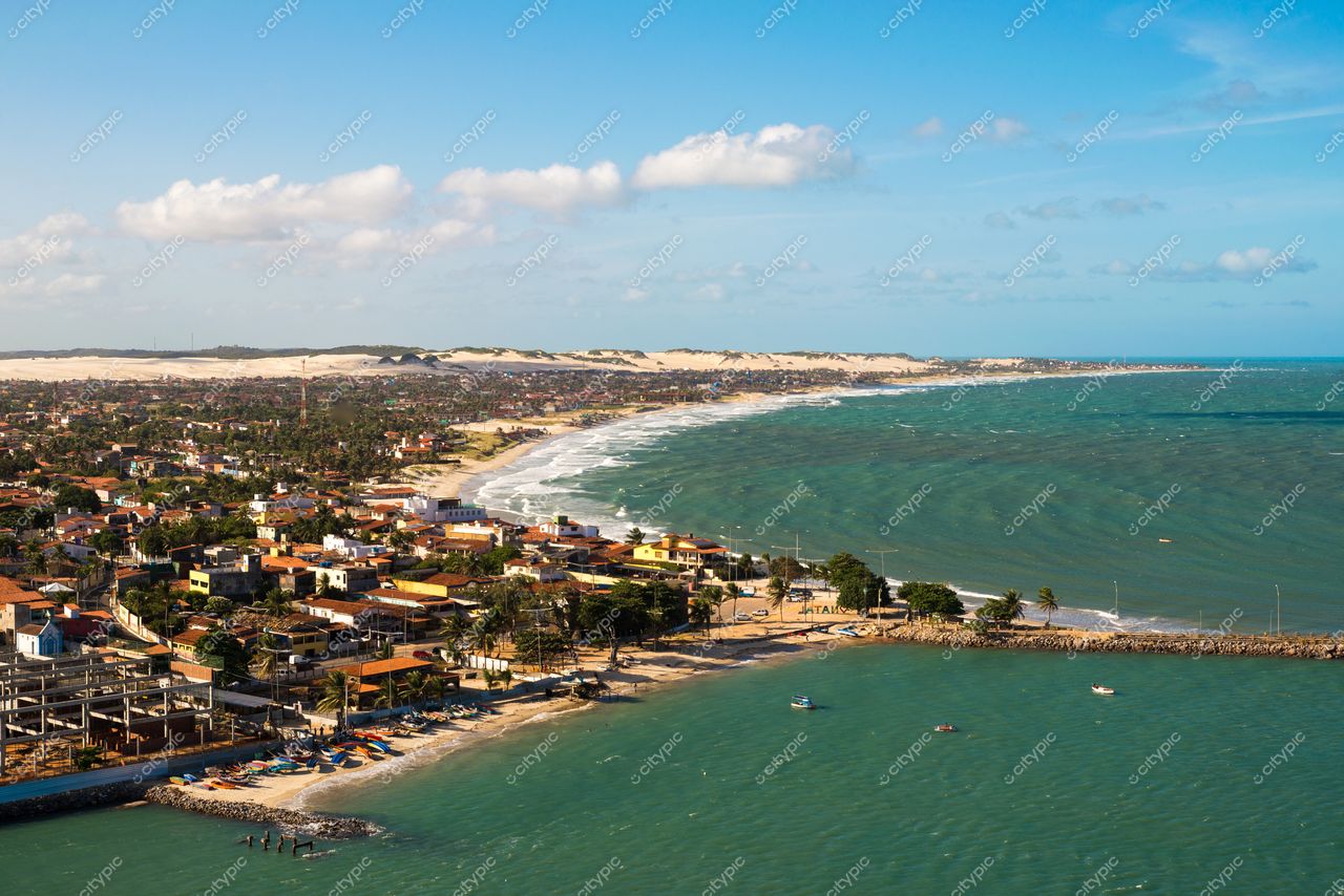 Natal, Rio Grande do Norte, vista panorâmica da costa com embarcações e dunas sob céu claro durante o dia