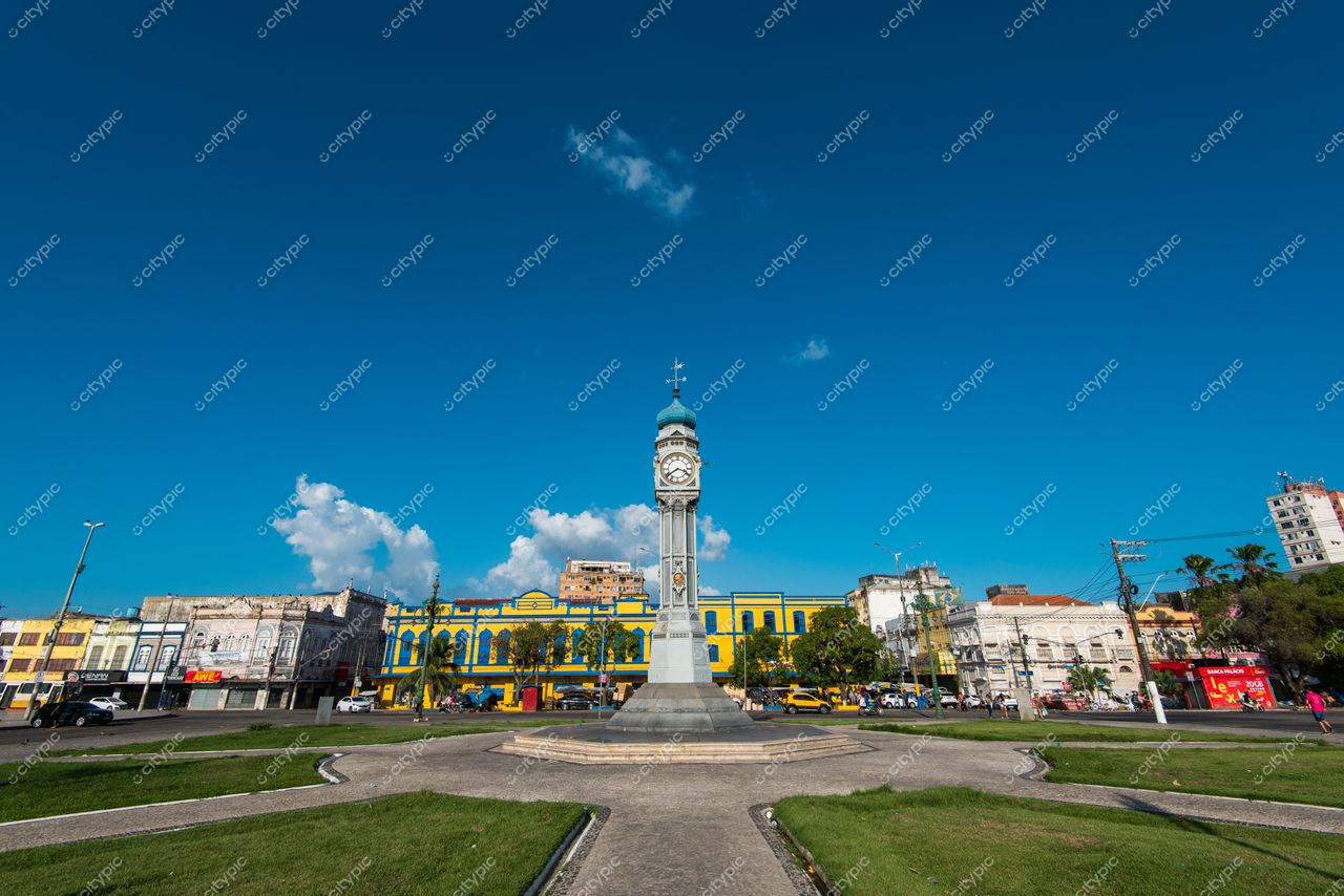 Belém, Pará vista ampla da praça com relógio central, céu azul claro e edifícios históricos ao redor