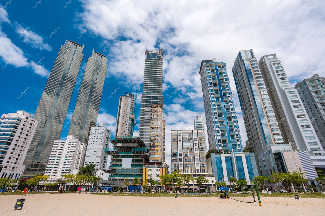 Balneário Camboriú, Santa Catarina, vista diurna com arranha-céus modernos e vegetação ao redor da praia