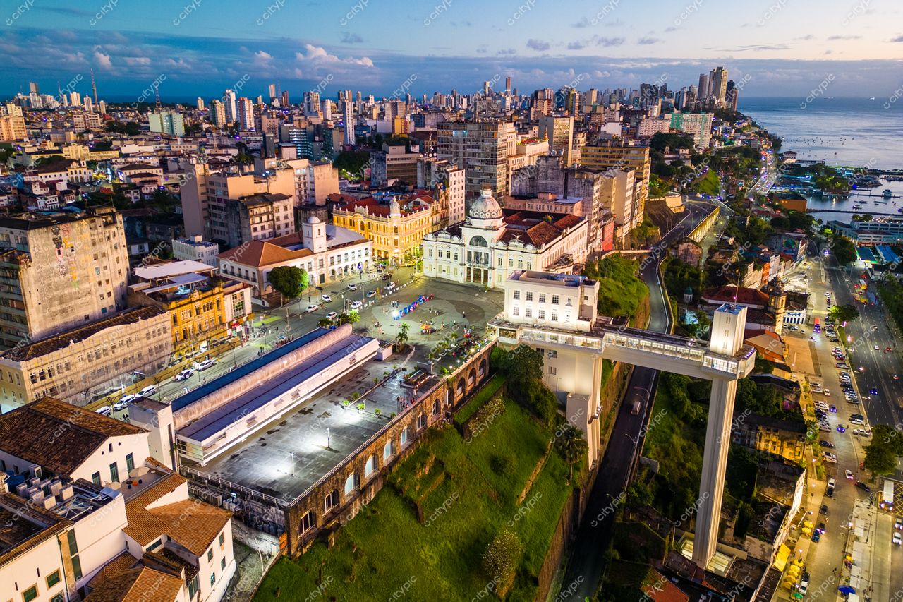 Salvador, Bahia vista aérea ao crepúsculo com mistura de arquitetura histórica e moderna e vegetação nas encostas