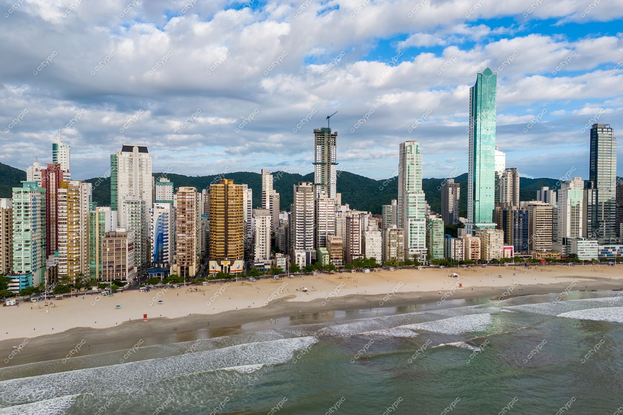 Balneário Camboriú, Santa Catarina, vista da alta arquitetura à beira-mar em dia parcialmente nublado com tranquilidade nas ruas