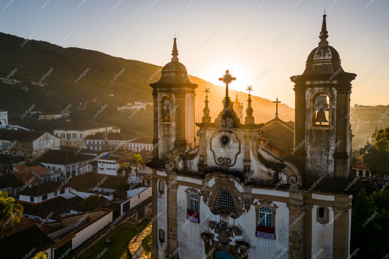 Ouro Preto, Minas Gerais, Igreja de São Francisco de Assis ao amanhecer com montanhas e ruas de paralelepípedos