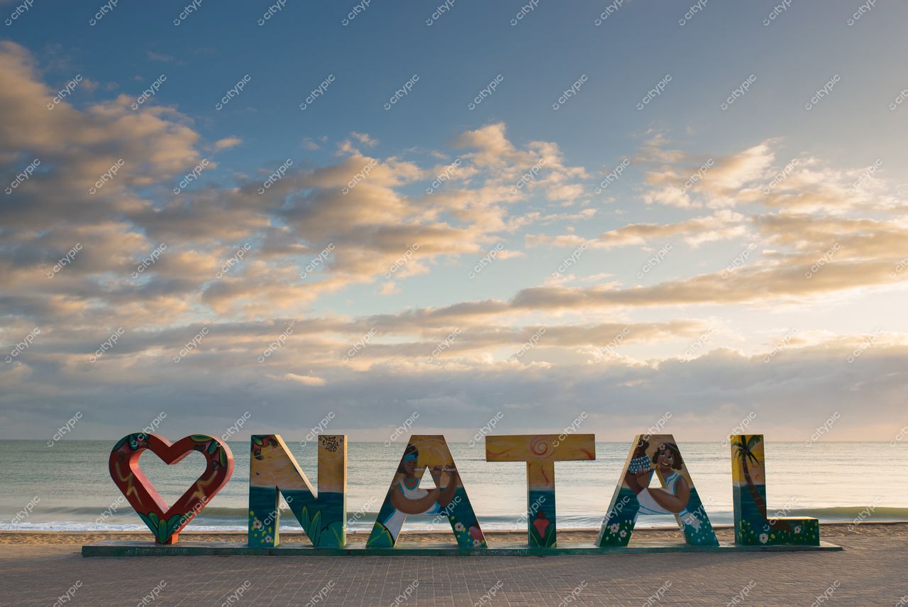 Natal, Rio Grande do Norte, letreiro “Eu ♥ Natal” ao pôr do sol com vegetação e mar tranquilo ao fundo