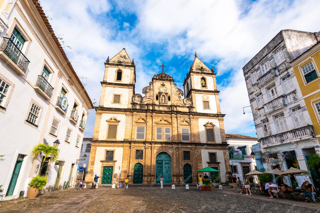 Salvador, Bahia vista frontal da Igreja de São Francisco em dia ensolarado com pessoas e ruas de paralelepípedos