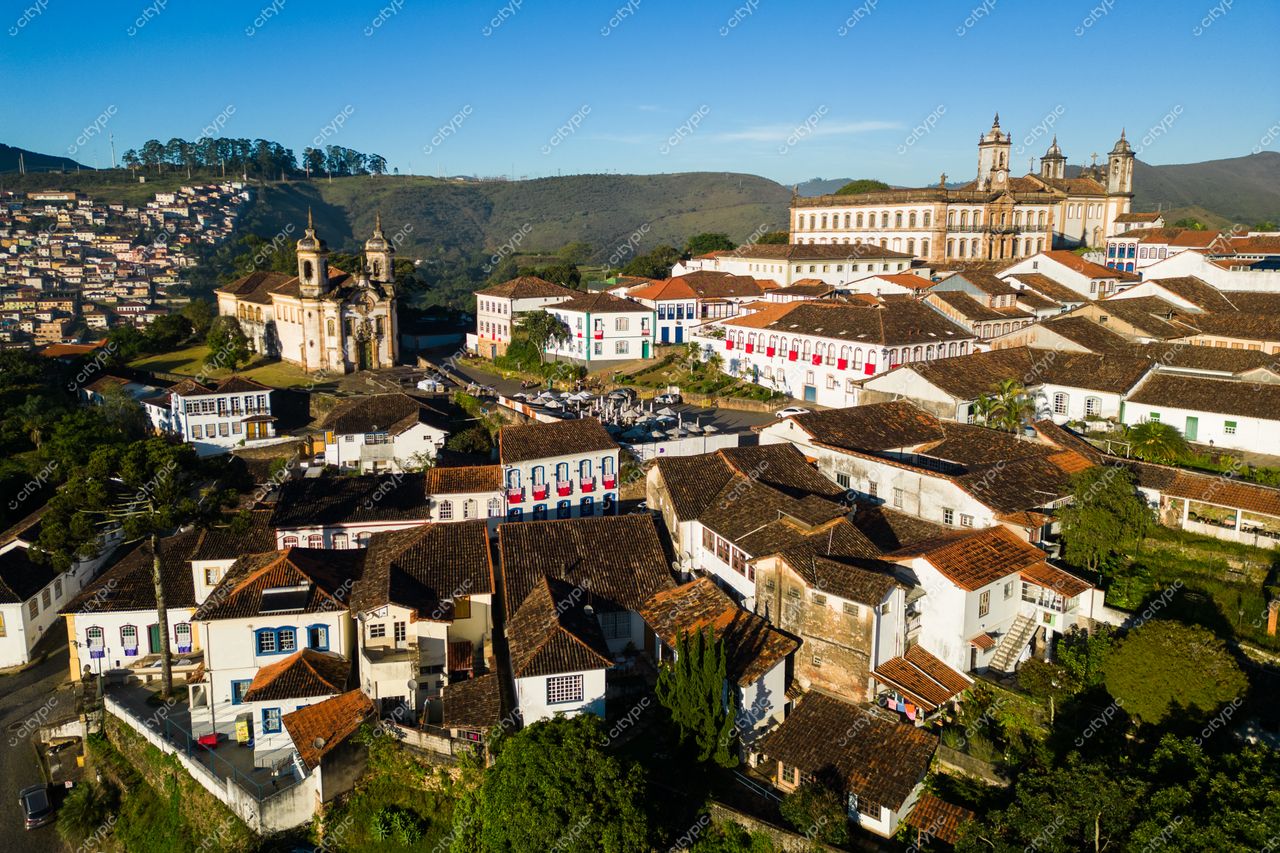 Ouro Preto, Minas Gerais vista panorâmica ao entardecer com arquitetura colonial e vegetação ao redor das ruas estreitas