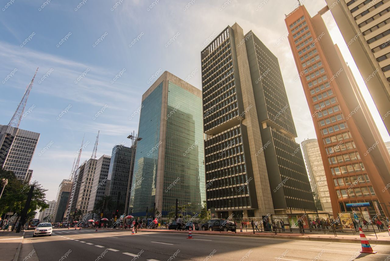 São Paulo, São Paulo, vista urbana em dia ensolarado com edifícios modernos e tráfego leve nas ruas largas