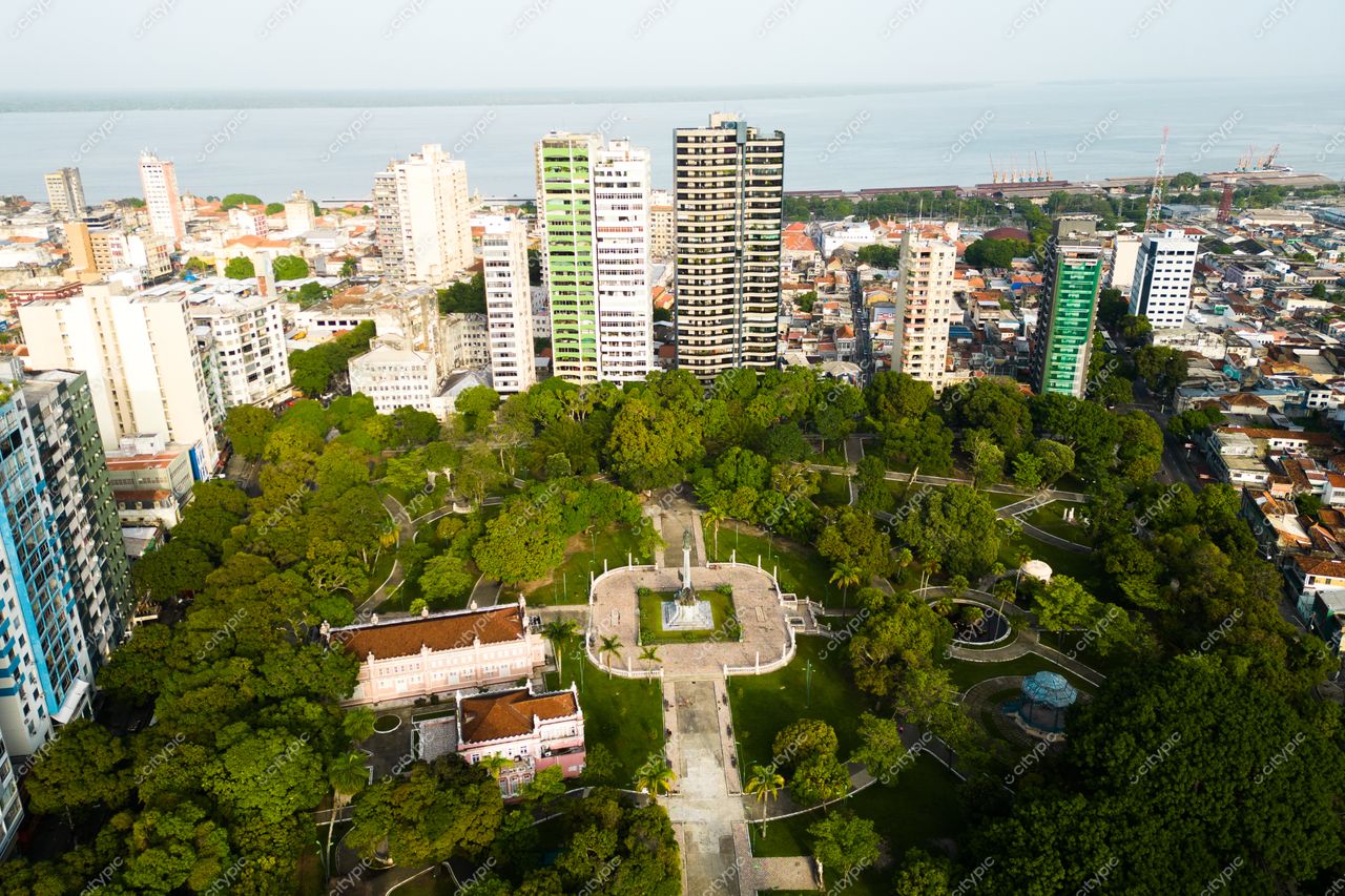 Belém, Pará vista aérea de parque urbano com áreas verdes e edifícios ao fundo em iluminação matinal