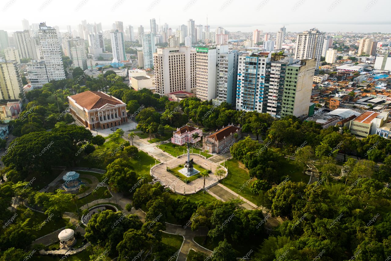 Belém, Pará, imagem aérea de parque urbano com monumento central e edifícios históricos ao fundo em dia ensolarado