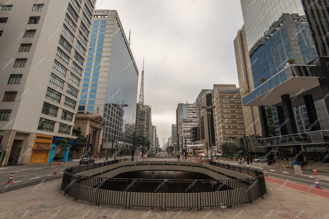 São Paulo, São Paulo, vista urbana em dia nublado com estrutura subterrânea e edifícios modernos sem tráfego aparente