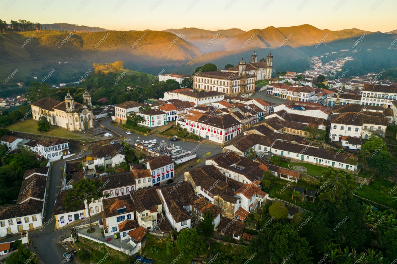 Ouro Preto, Minas Gerais vista aérea com iluminação suave da manhã e relevo montanhoso sem tráfego ou pessoas