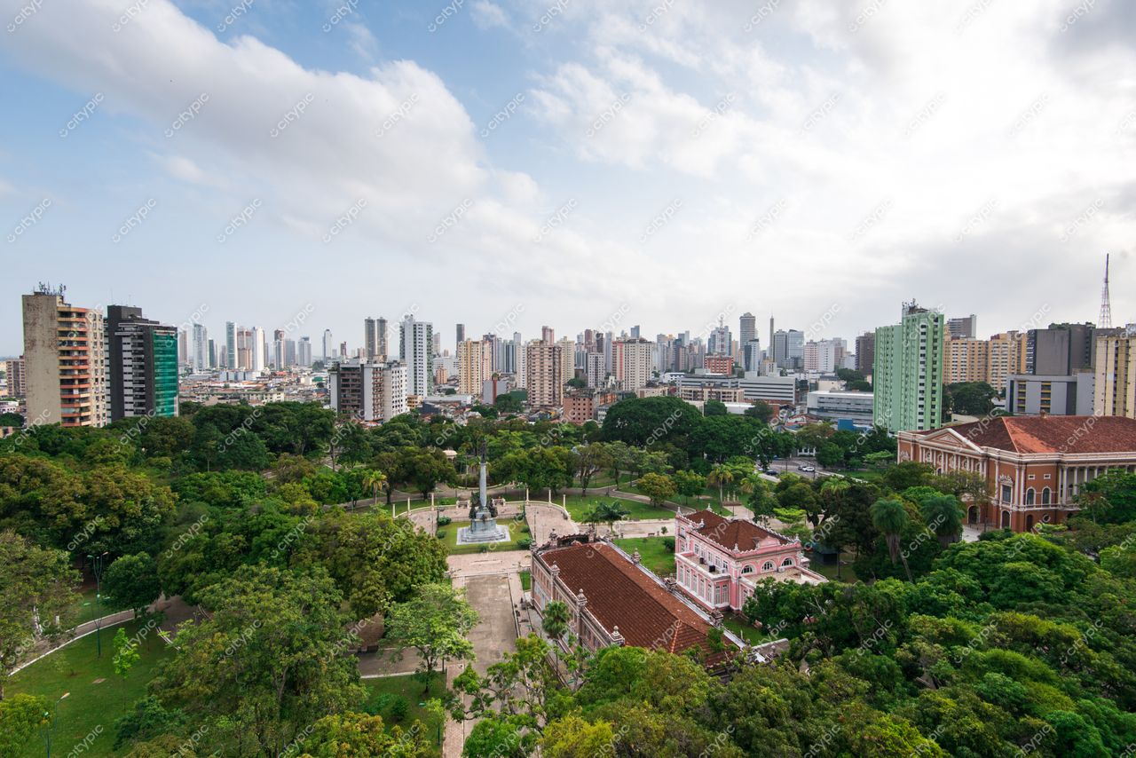 Belém, Pará vista panorâmica com jardins verdes e arquitetura colonial sob céu parcialmente nublado durante o dia