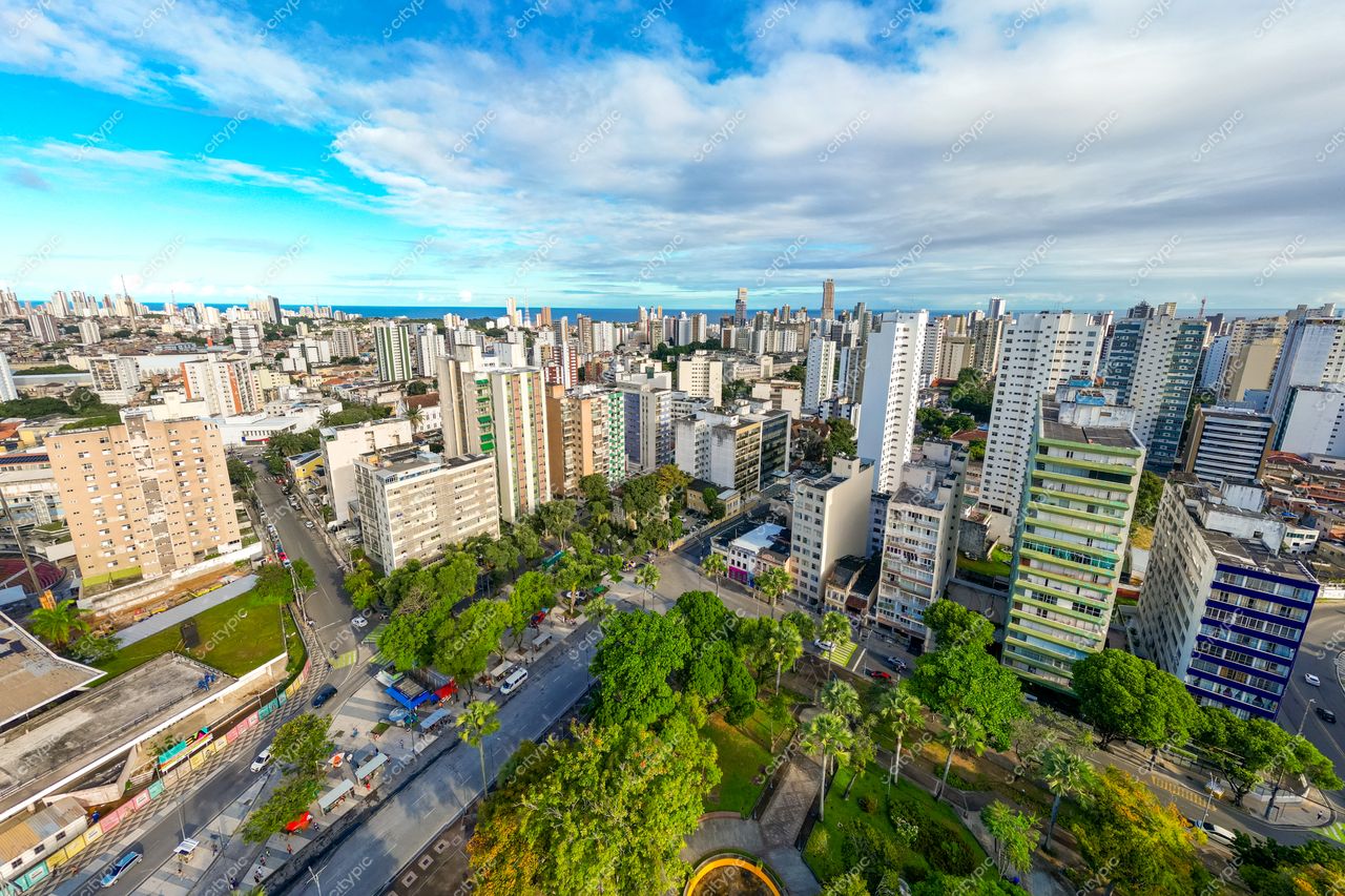 Salvador, Bahia vista panorâmica com edifícios altos, áreas verdes e céu azul em dia ensolarado
