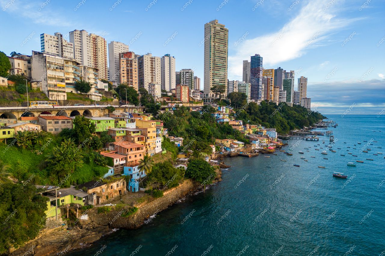 Salvador, Bahia vista panorâmica da interação entre arquitetura moderna e casas coloridas à beira-mar com vegetação local