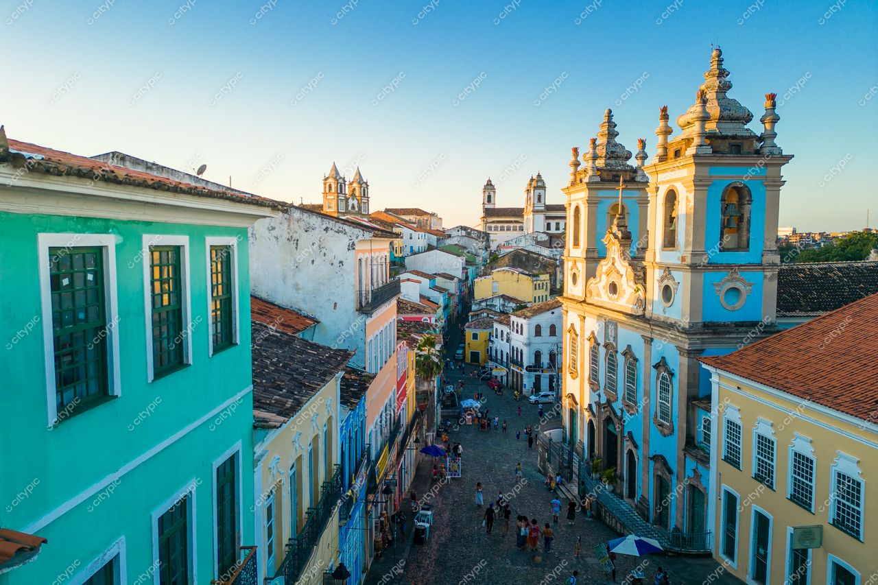 Salvador, Bahia vista panorâmica do Centro Histórico com arquitetura colonial colorida e luz suave do entardecer