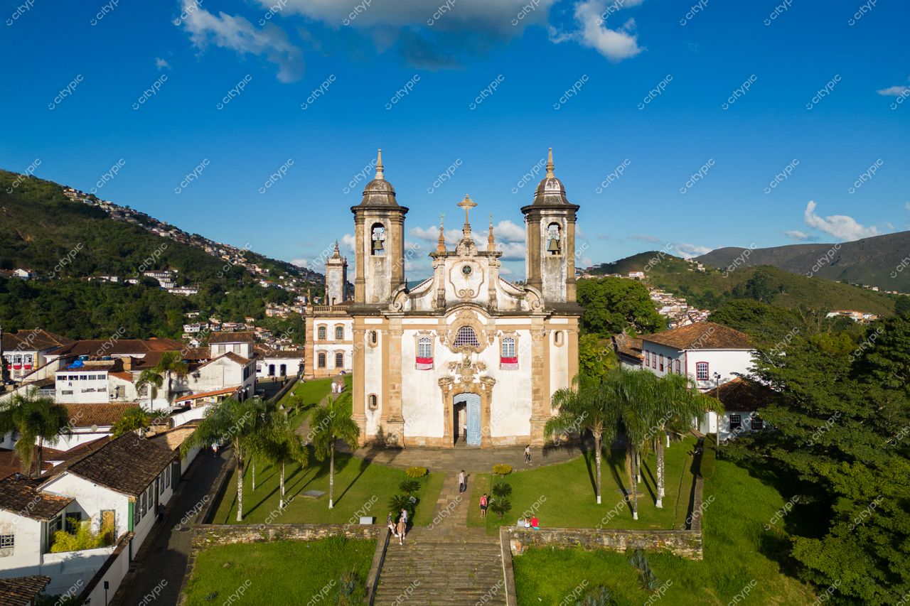 Ouro Preto, Minas Gerais, Igreja de São Francisco de Assis com céu azul e vegetação verdejante em dia ensolarado
