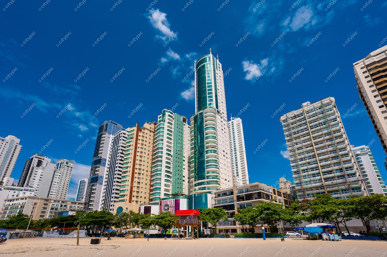 Balneário Camboriú, Santa Catarina, vista panorâmica de arranha-céus modernos sob céu azul em dia ensolarado