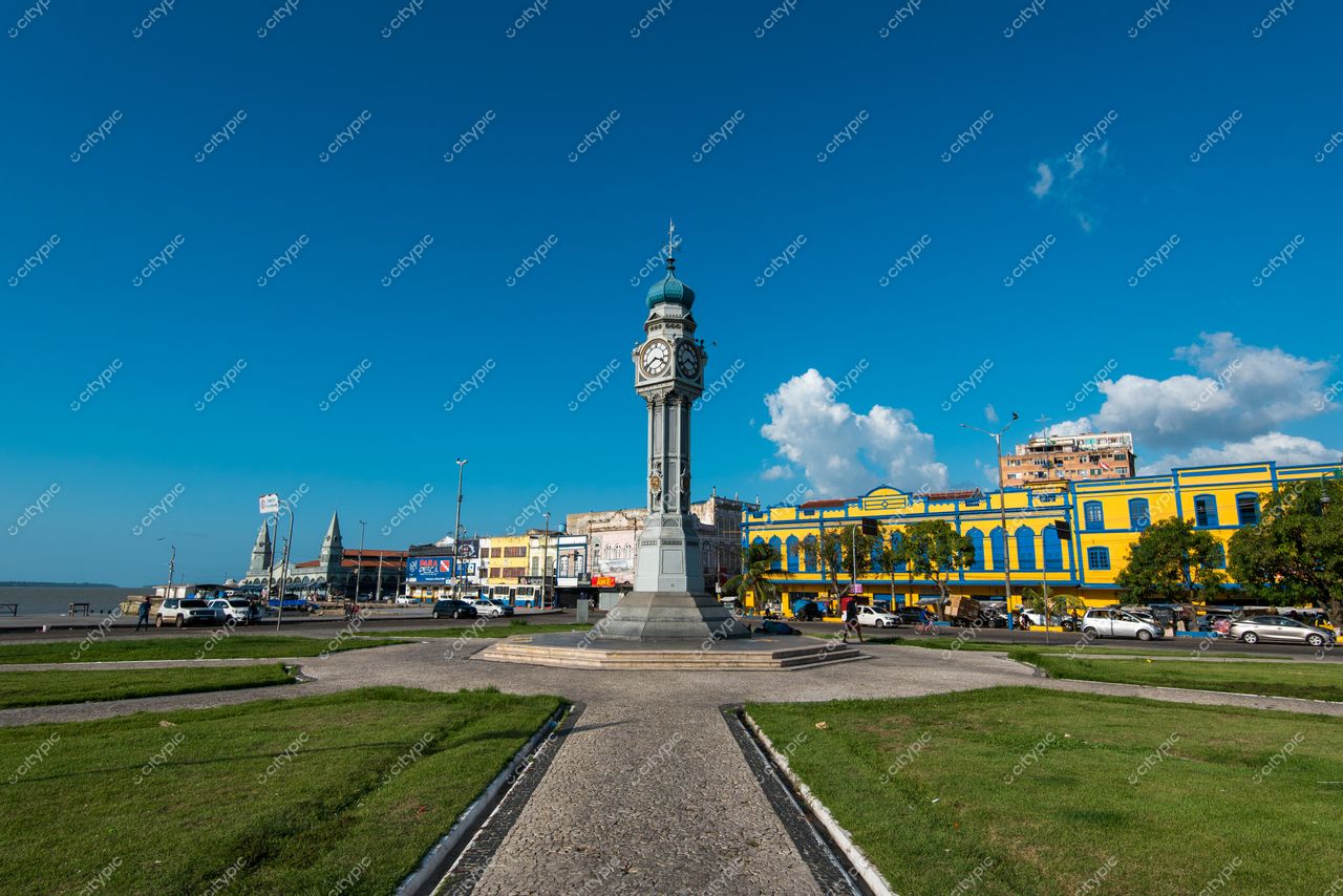 Belém, Pará, relógio monumental em espaço público com edifícios coloridos e céu azul em dia ensolarado