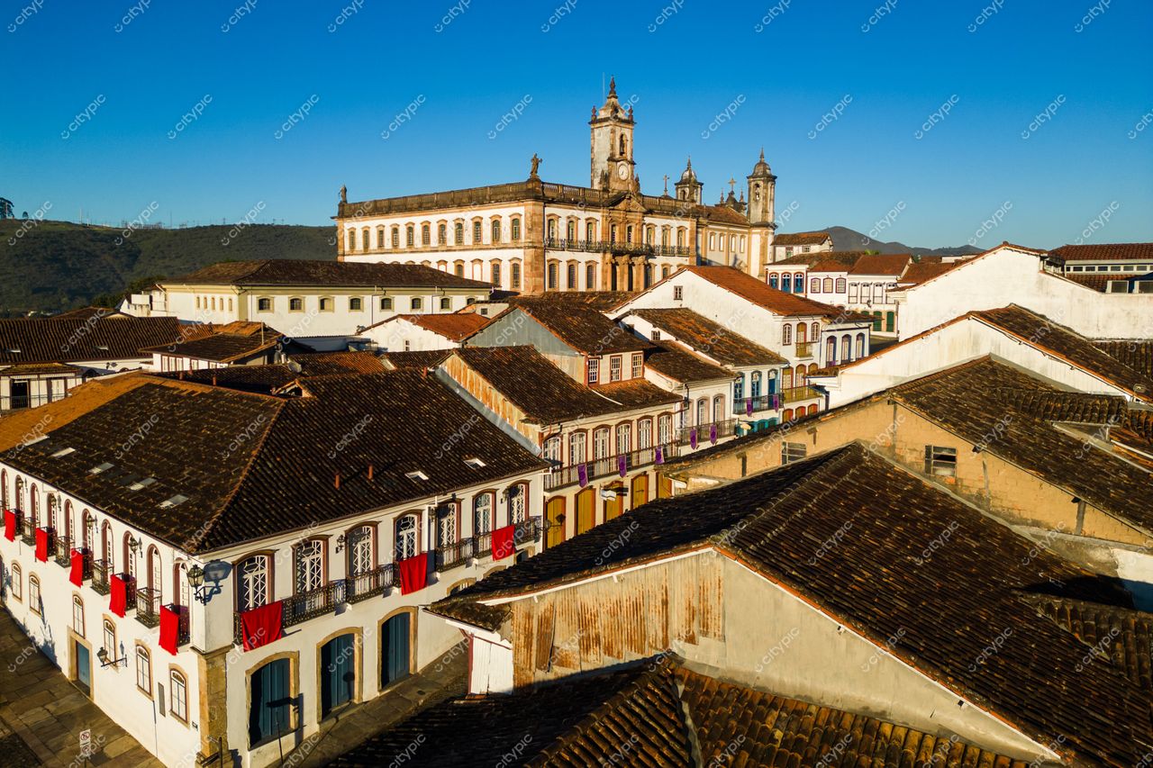 Ouro Preto, Minas Gerais vista aérea com iluminação suave da manhã destacando a Igreja de São Francisco e ruas de pedra