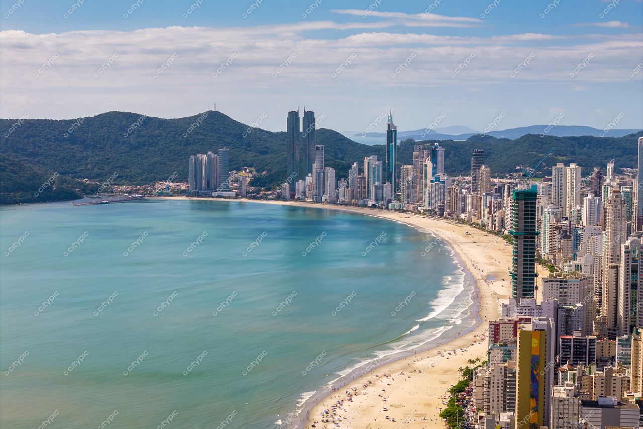Balneário Camboriú, Santa Catarina vista panorâmica com arranha-céus modernos e vegetação montanhosa em dia claro