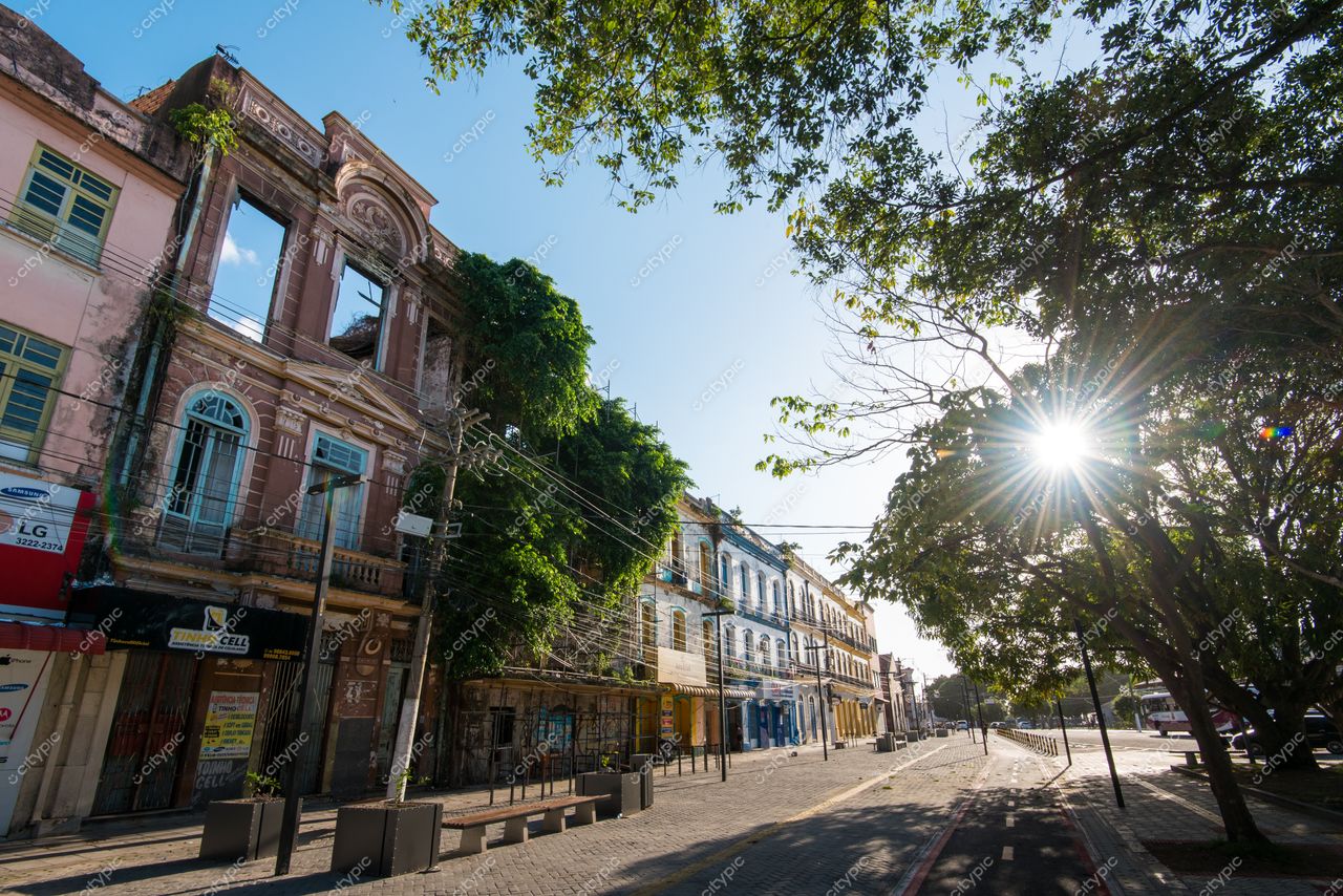 Belém, Pará em manhã tranquila com arquitetura histórica e vegetação exuberante em rua deserta e serena