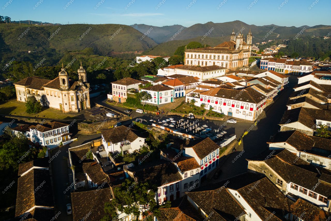 Ouro Preto, Minas Gerais vista aérea ao amanhecer com arquitetura colonial e vegetação montanhosa ao fundo