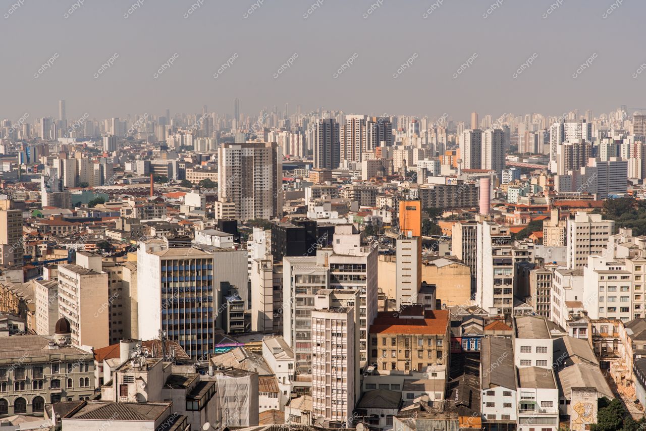 São Paulo, São Paulo, vista panorâmica com céu levemente nebuloso e densa concentração de edifícios variados