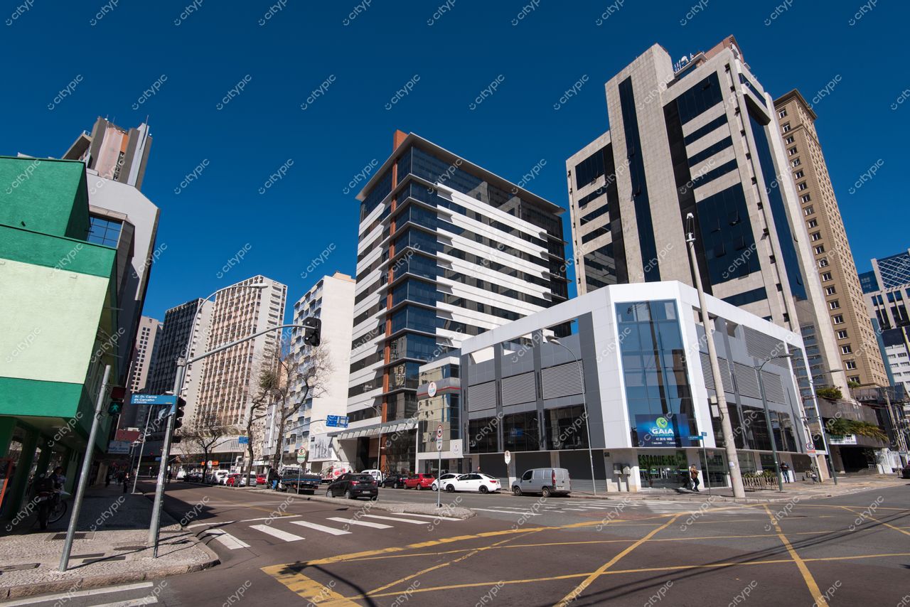 Curitiba, Paraná, dia ensolarado com arquitetura moderna e edifícios coloridos em área comercial movimentada