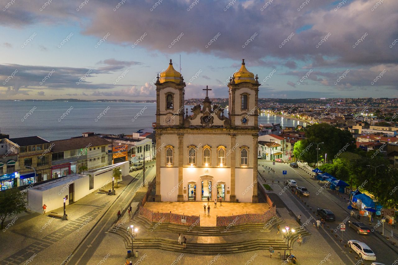 Salvador, Bahia Igreja de São Francisco ao entardecer com torres douradas e vista do mar sob céu nublado