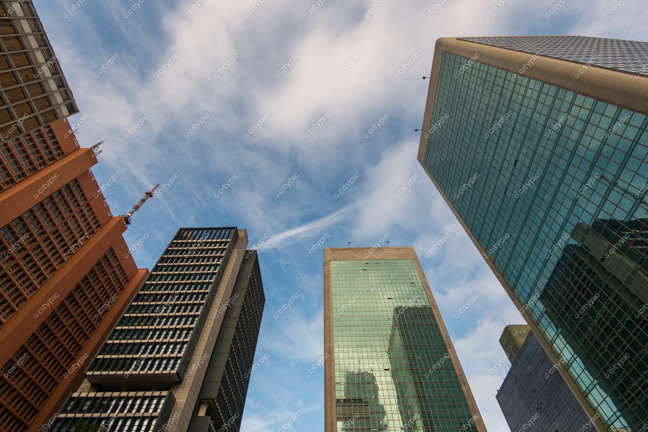 São Paulo, São Paulo, vista de prédios modernos com fachadas de vidro em dia ensolarado e ângulo baixo
