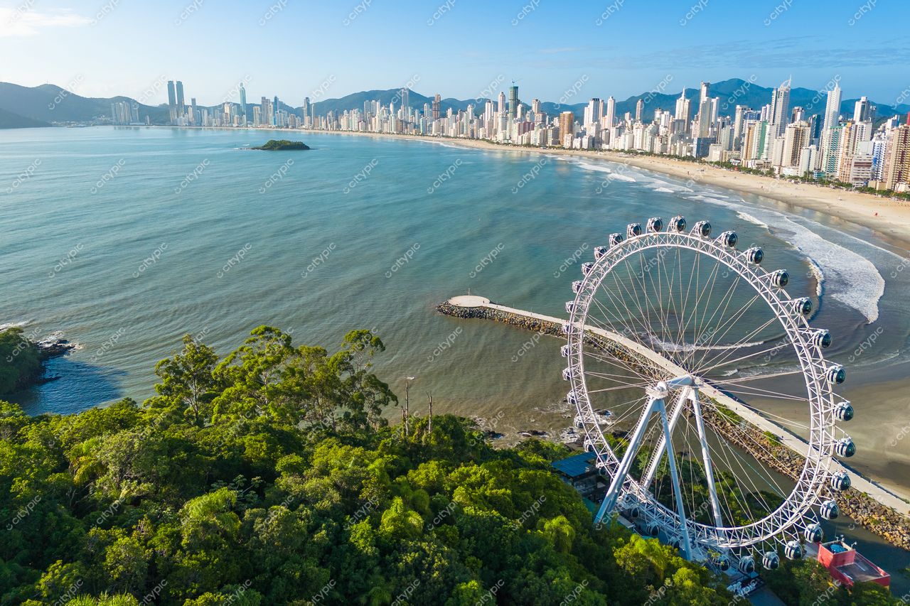 Balneário Camboriú, Santa Catarina com vista panorâmica da roda-gigante à beira-mar em dia ensolarado e claro
