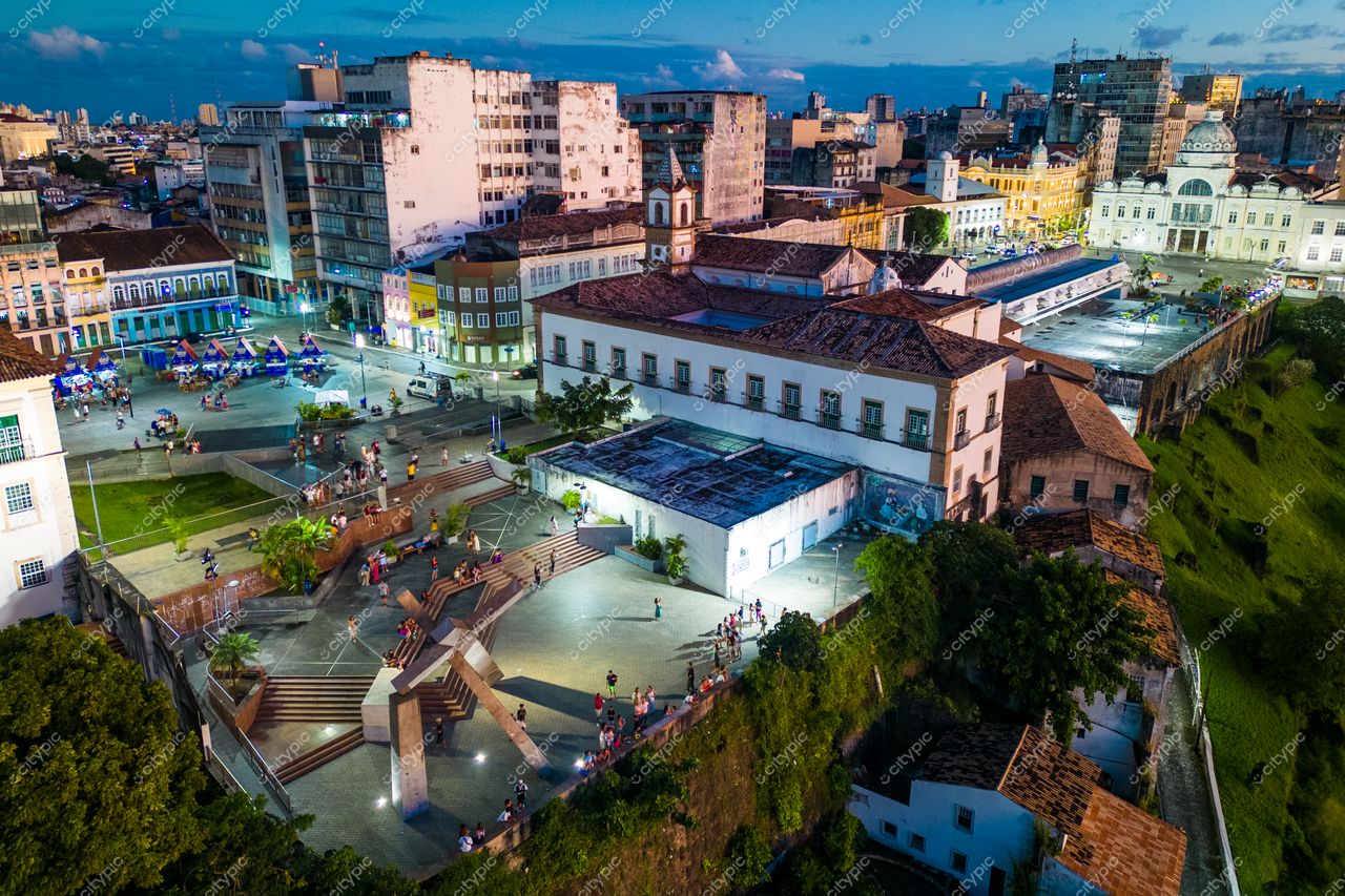 Salvador, Bahia vista panorâmica ao entardecer com mistura de arquitetura moderna e histórica em leve inclinação
