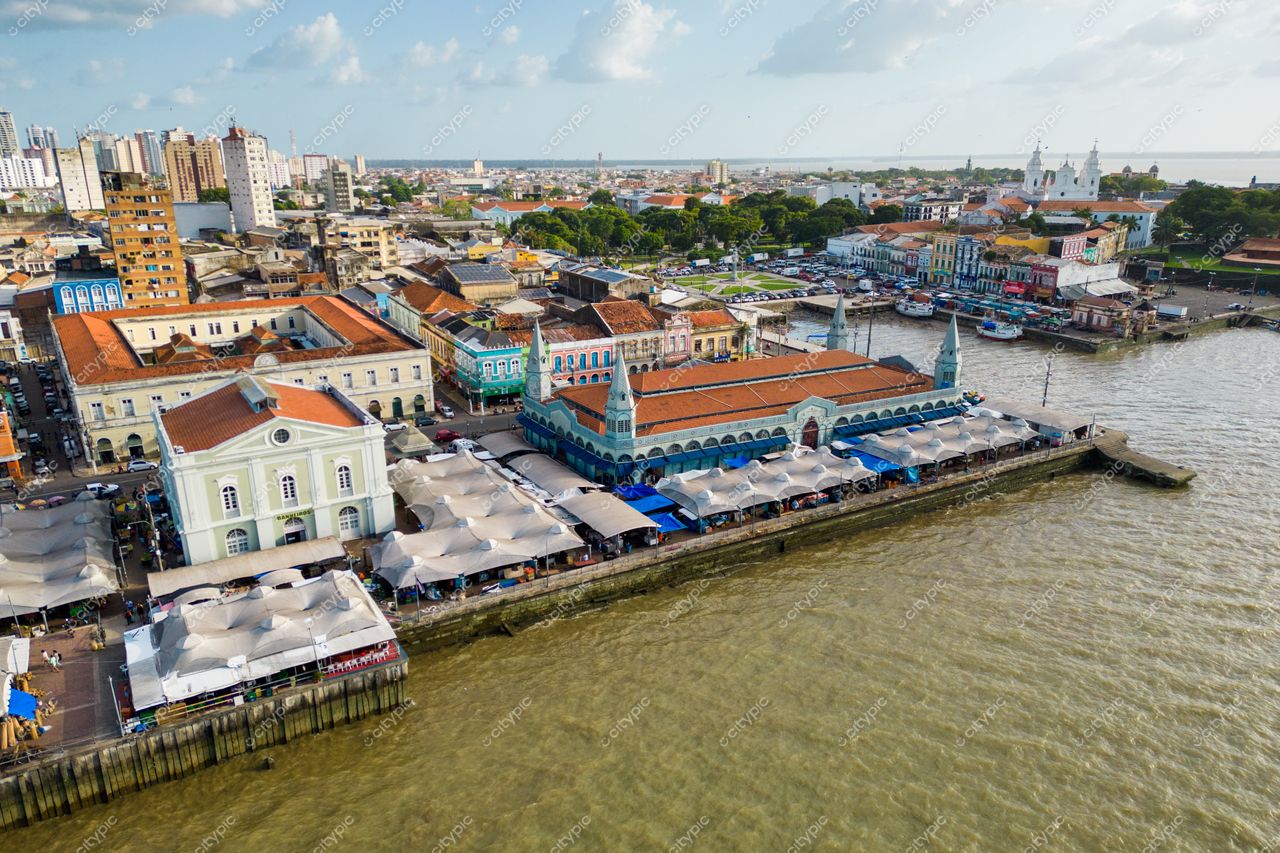 Belém, Pará vista aérea com arquitetura colorida à beira do rio e barcos em um dia ensolarado