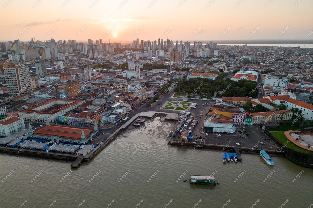 Belém, Pará vista aérea ao pôr do sol com armazéns, prédios altos e vegetação nas áreas urbanas