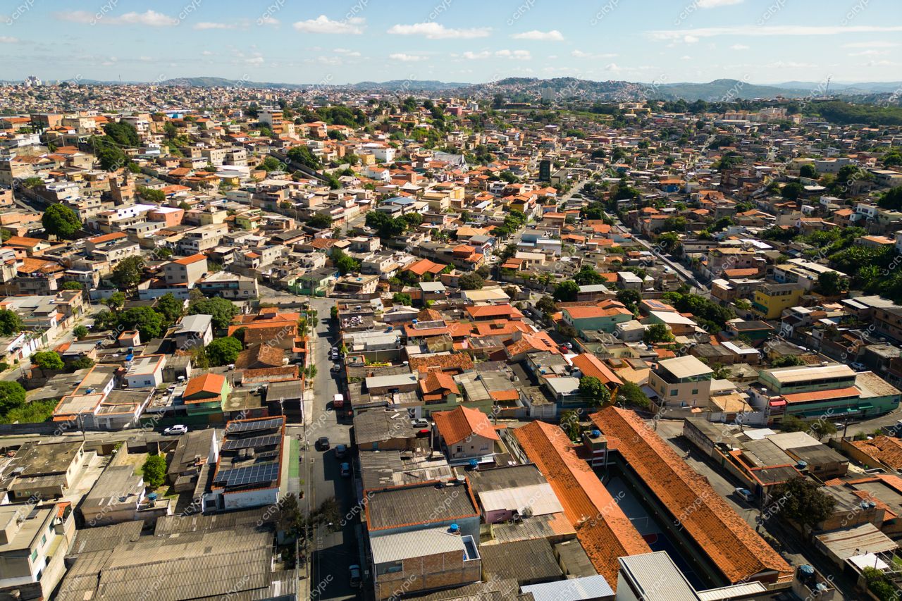 Belo Horizonte, Minas Gerais vista panorâmica diurna com construções residenciais e vegetação entre edifícios em relevo suave