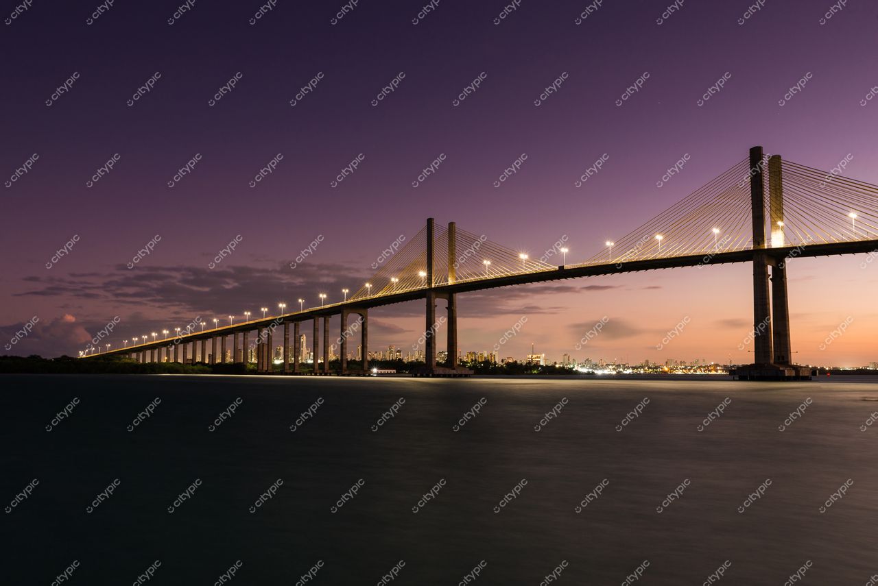Natal, Rio Grande do Norte, ponte Newton Navarro ao entardecer com céu roxo e laranja refletindo nas águas calmas