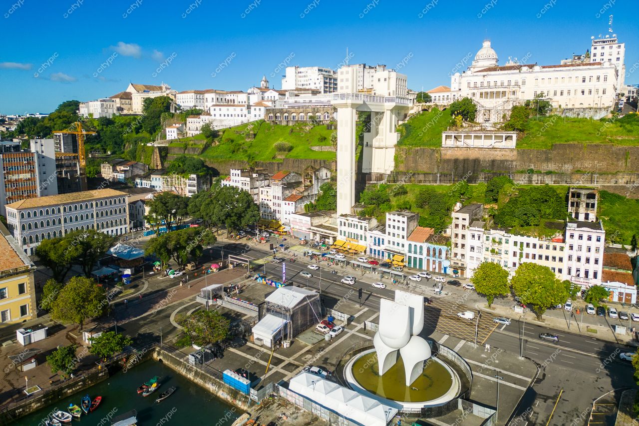 Salvador, Bahia vista panorâmica do Centro Histórico com escultura moderna e Elevador Lacerda em dia ensolarado