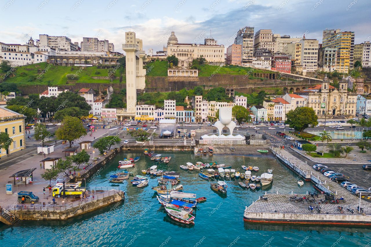 Salvador, Bahia vista aérea com baía, embarcações ancoradas e elevador panorâmico em dia ensolarado