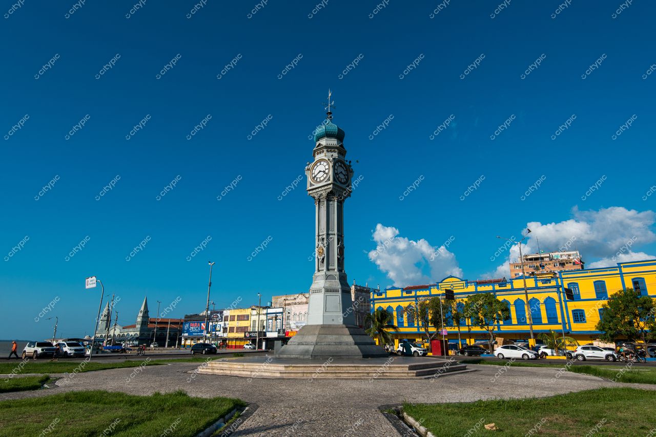 Belém, Pará, relógio monumental em praça com calçamento de pedras e edifícios coloniais sob céu azul claro
